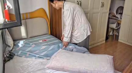 哈尔滨月嫂下户前悄悄给宝宝塞红包，宝妈发现后感动落泪